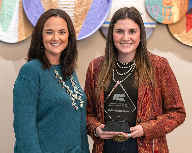 High School Discussion Meet Winner Ashlee Purvine (right)